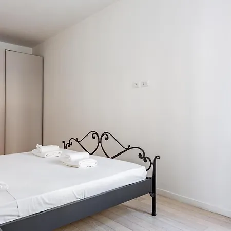 Guesthost - Station Renovated Apartment Mailand