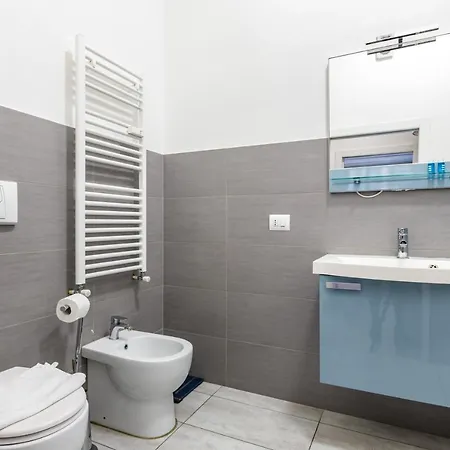 Guesthost - Station Renovated Apartment